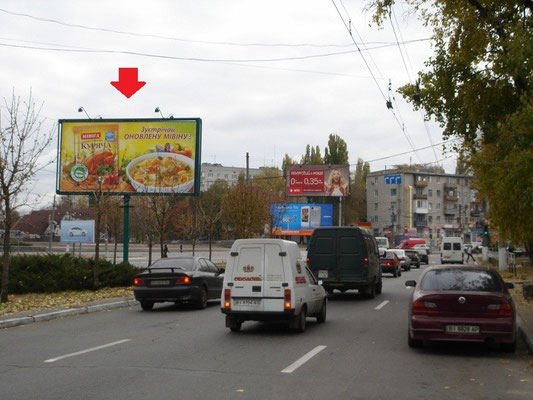 22-А1_Кременчуг, ул. Киевская, 8 (напротив «McDonald's»), перекрёсток с проспектом Свободы(ул. 60-лет. Октября), на разделительной полосе