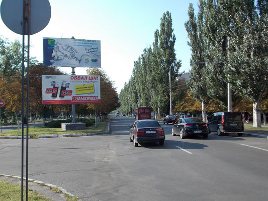 23-А1,А2_ременчуг, ул. Киевская, 5-а, возле супермаркетов «Фоксторот» и «Сильпо», на разделительной полосе