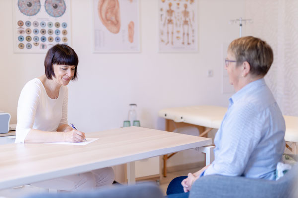 Anamnesegespräch mit einer Patientin in der Naturheilpraxis für Ganzheitliche Frauenheilkunde, Darmgesundheit und Schmerztherapie