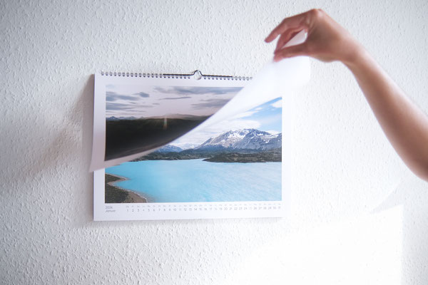 Fotokalender an der Wand