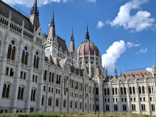 Die Regierung selbst, allen voran Viktor Orbán, arbeitet dagegen im ehemaligen Karmeliterkloster oben in Buda.