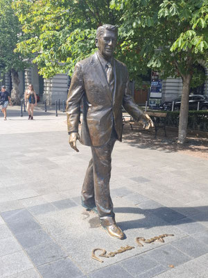 .. und da kommt einem das gute Essen doch fast wieder hoch, Ronald-Reagan-Dankbarkeitsstatue..
