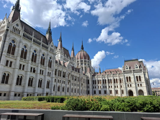 So eindrucksvoll das Parlamentsgebäude am Donauufer auch ist – es ist streng genommen gar nicht der Sitz der Regierung. Hier tagt die Nationalversammlung, also das ungarische Parlament, das Gesetze verabschiedet. 