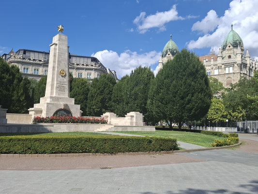 Sowjetisches Kriegsdenkmal - damals Ausdruck von Dankbarkeit für die Befreiung von der Wehrmacht. Viele sahen und sehen darin weniger eine Befreiung, sondern den Beginn einer neuen, jahrzehntelangen Abhängigkeit von Moskau.