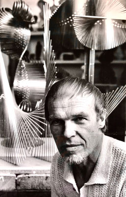 karlheinz engelin vor edelstahlplastiken