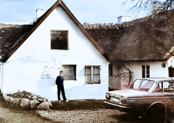 bildhauerin engelin-hommes vor dem atelierhaus mön im ersten jahr