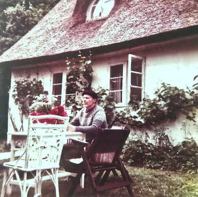 bildhauer karlheinz engelin vor dem atelierhaus auf der dänischen insel mön