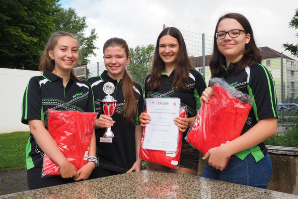 Stolze Gewinner: Liz-Marie Grießhaber (8a), Michelle Rosenecker (9b), Nadine Krasser (10b) und Annika Mietzner (9a)