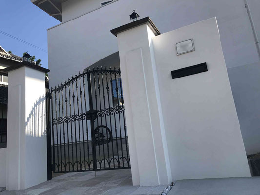白壁と鋳物門扉と鋳物フェンスの重厚感ある門周り