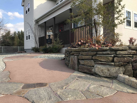 カラーの園路と自然石（雲母片岩）の小端積花壇