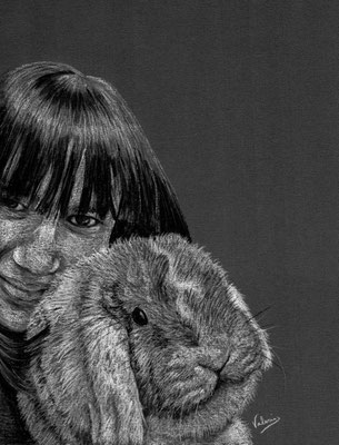 Dierenportret baasje met konijn: Wit potlood op zwart papier (2023)