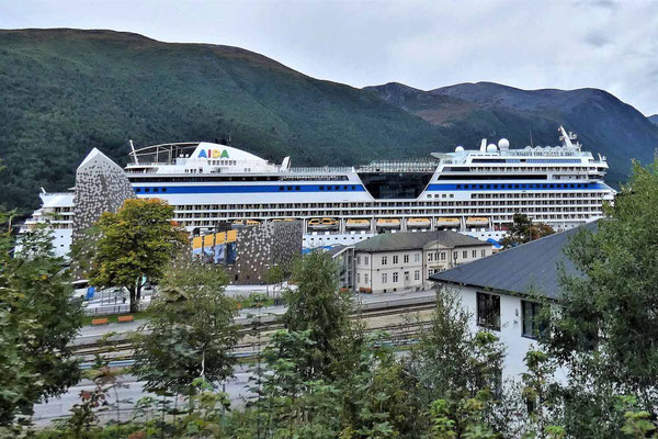 ... ein Fjord mit Kreuzfahrtschiff - Miniaturenwunderland?