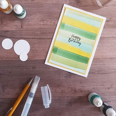 Mit dem breiten Pinsel aus dem Set der neuen Aquapainter von Stampin' Up habe ich einfach Streifen auf Seidenglanzpapier aufgetragen! Hm, ich hätte zwischendurch ein paar weiße Streifen lassen sollen... ;-)