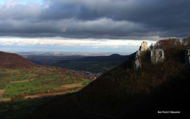 Die Ruine Reußenstein liegt an der Kreisgrenze - hier mit Blick ins Neidlinger Tal