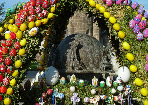 Faurndau - Osterbrunnen bei der Stiftskirche