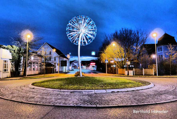 Kreisel Pusteblume am Ortseingang von Ebersbach