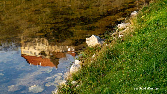 Dezember 2022, Schloss Ramsberg spiegelt sich im Teich des Golfplatzes