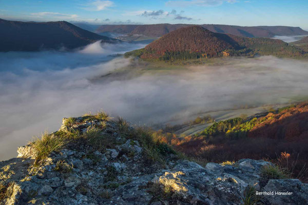 Hausener Wand - mit Blick über Hausen zum nebelumwabernden Weigoldsberg