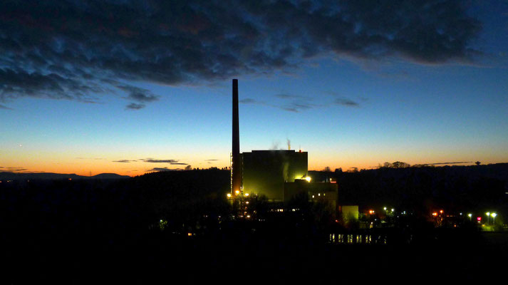 Müllheizkraftwerk kurz nach Sonnenuntergang