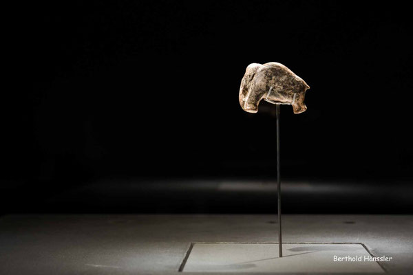 Kleiner Mamut - Figur aus Elfenbein, eines der ältesten Kunstwerke der Menschheit, zu sehen im Vogelherdpark im Lonetal