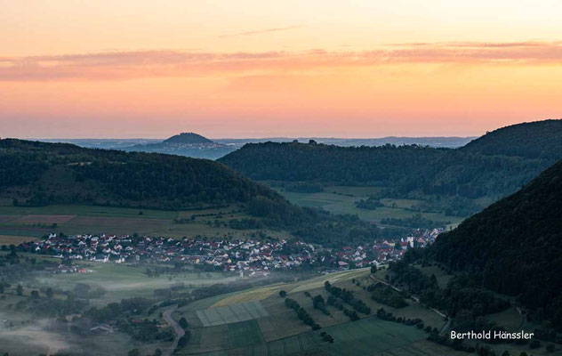Juni 2022 - Sonnenaufgang bei Aufhausen mit Blick ins Obere Filstal