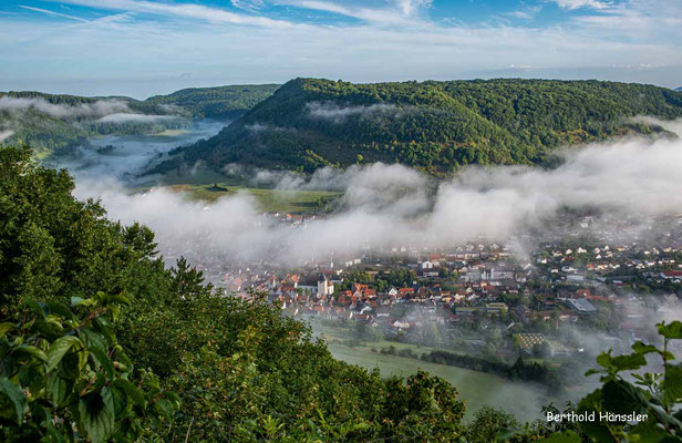 August 2022, Nebel im Oberen Filstal bei Deggingen, Blick von der Aussicht bei Berneck