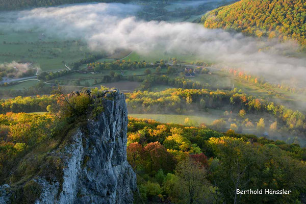 Oktober 2020 Hausener Wand - mit Blick in Täle, wo sich langsam der Nebel auflöst