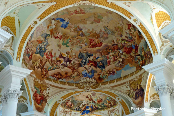 Farbenfroh strahlt Martin Knollers Meisterwerk in der Kuppel der Klosterkirche Neresheim