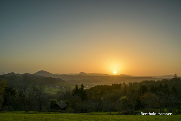 Februar 2021, Sonnenaufgang im Rehgebirge - Blick von Hohenstaufen auf die beiden anderen Kaiserberge Rechberg und Stuifen