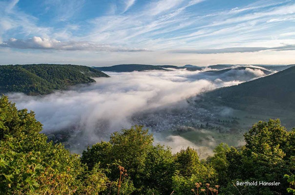 August 2022, Nebel im Oberen Filstal bei Deggingen, Blick von der Aussicht bei Berneck