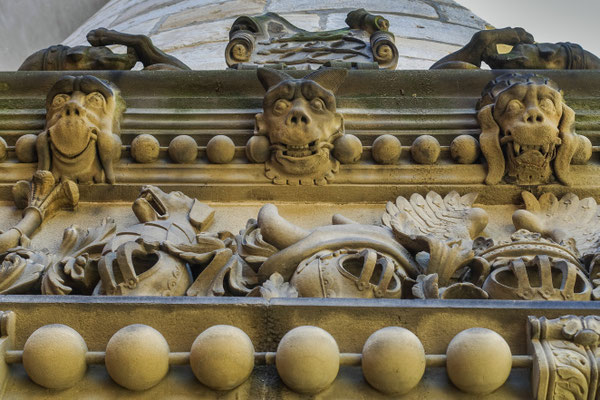 Figuren am Portal vom Schloss