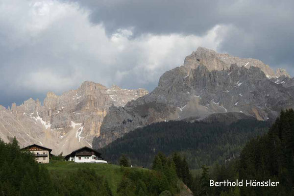 Dolomiten - Blick auf Obereggen mit dem Latemar-Massiv