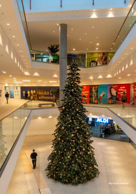 Dezember 2022 - Weihnachtsbaum im neuen Einkaufszentrum Agnes