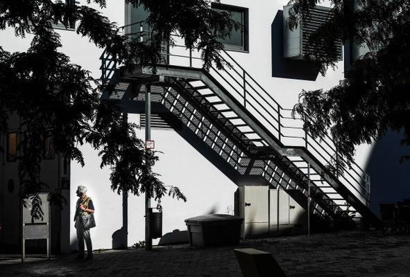 Warten unter der Treppe - beim DM