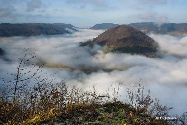 Nebelmeer im Oberen Filstal - nur der Weigoldsberg ist noch zu sehen.