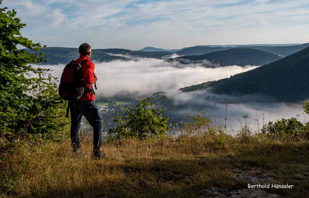 August 2022, Nebel im Oberen Filstal bei Deggingen, Blick von der Aussicht bei Berneck