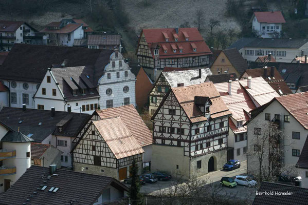 Einige Fachwerkbauten schmücken den Ortskern von Wiesensteig