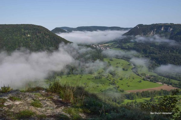 Der Nebel lichtet sich und gibt den Blick frei auf Hausen und die Hausener Felsenwand