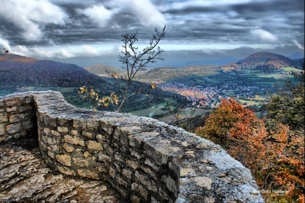 Blick von der Ruime Reußenstein ins Neidlinger Tal 
