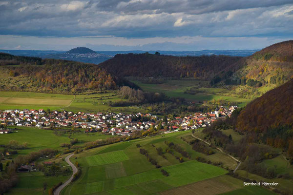 Über Unterböhringen schweift der Blick bis hin zum Hohenstaufen