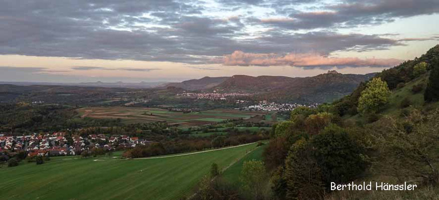Am Albtrauf entlang - mit Blick über den Hohenneuffen bis zu den drei Kaiserbergen