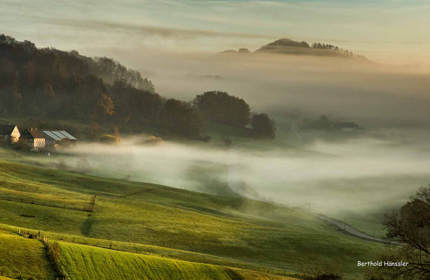 November 2020, Morgenstimmung bei Ottenbach - Nebel umhüllt den Kaiserberg Hohenrechberg