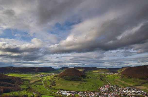 Blick übers Obere Filstal mit Hausen und dem Weigoldberg von der Albkante bei Aufhausen.