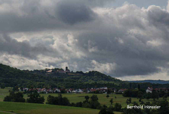 Blick auf die Bergkuppe mit Burg Staufeneck