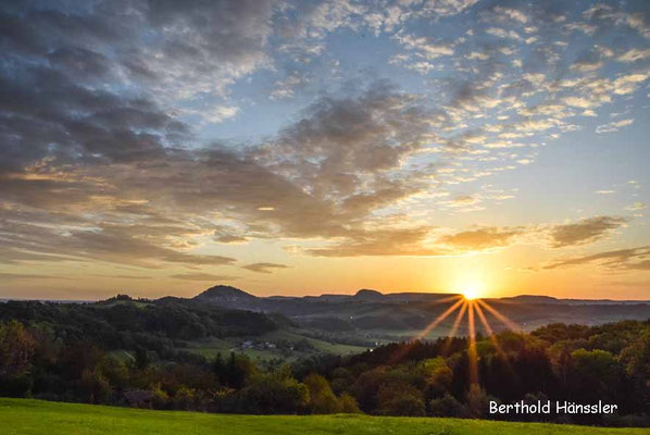 Sonnenaufgang im Rehgebirge - Blick von Hohenstaufen auf die beiden anderen Kaiserberge Rechberg und Stuifen