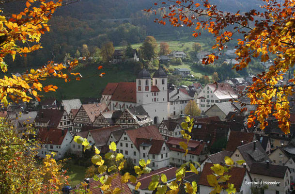 Blick auf Wiesensteig mit den beiden Kuppeltürmen der Kirche St. Cyriakus