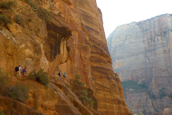 Aufstieg entlang der Felswand vorm Refrigerator Canyon