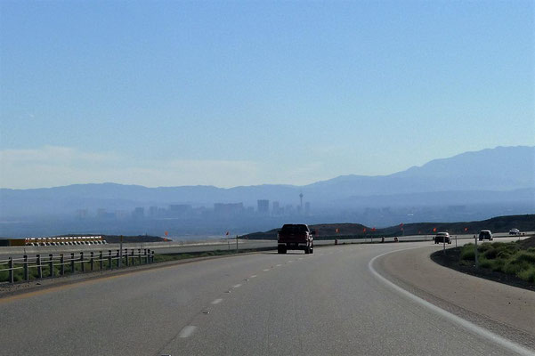 Blick auf Las Vegas von der Autobahn