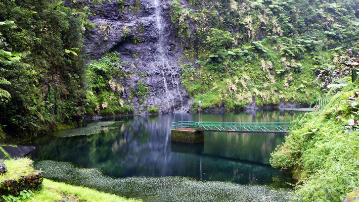 Der kleine „Blaue“ Stausee als Speicherbecken für das mit Widderpumpen (s. Wikipedia) zurückgepumpte und als Wasserfall eingeleitete Wasser 