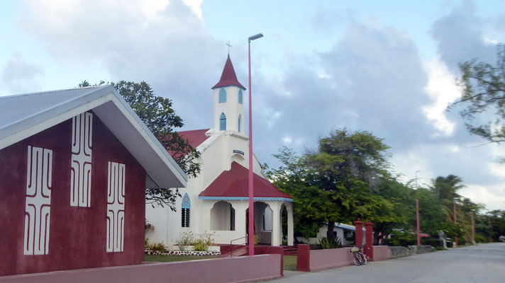 Die kleine Kirche mit Gemeinehaus an der Hauptstraße